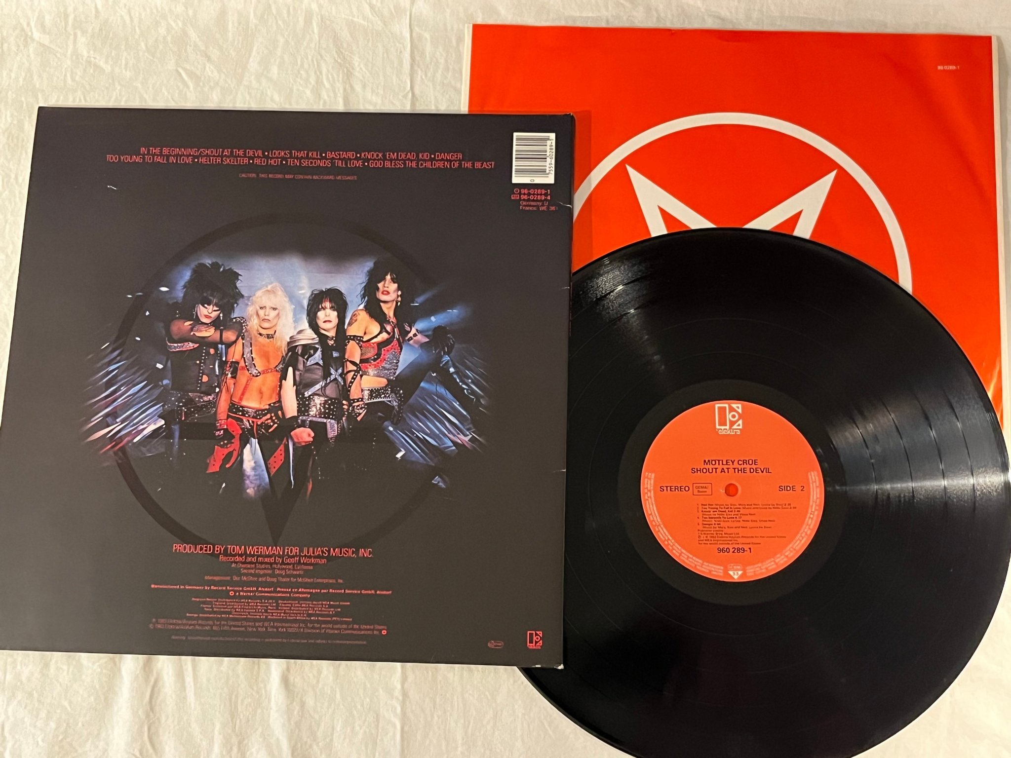 Omslagsbild för skivan MÖTLEY CRÜE Shout At The Devil LP -83 ELEKTRA 96 0289-1