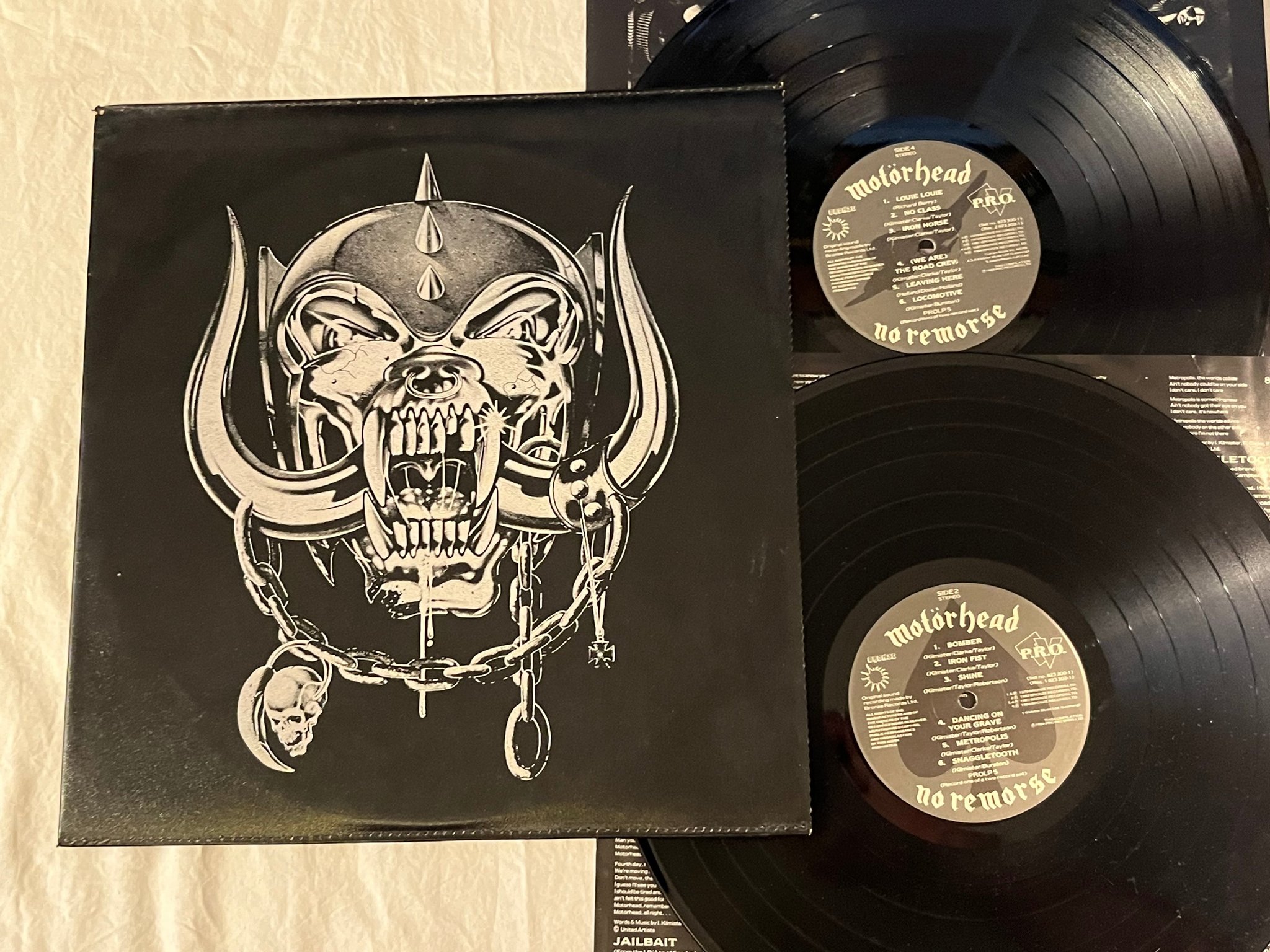 Omslagsbild för skivan MOTÖRHEAD no remorse 2xLP -84 UK BRONZE 823 301-1 *** LEATHER SLEEVE ***