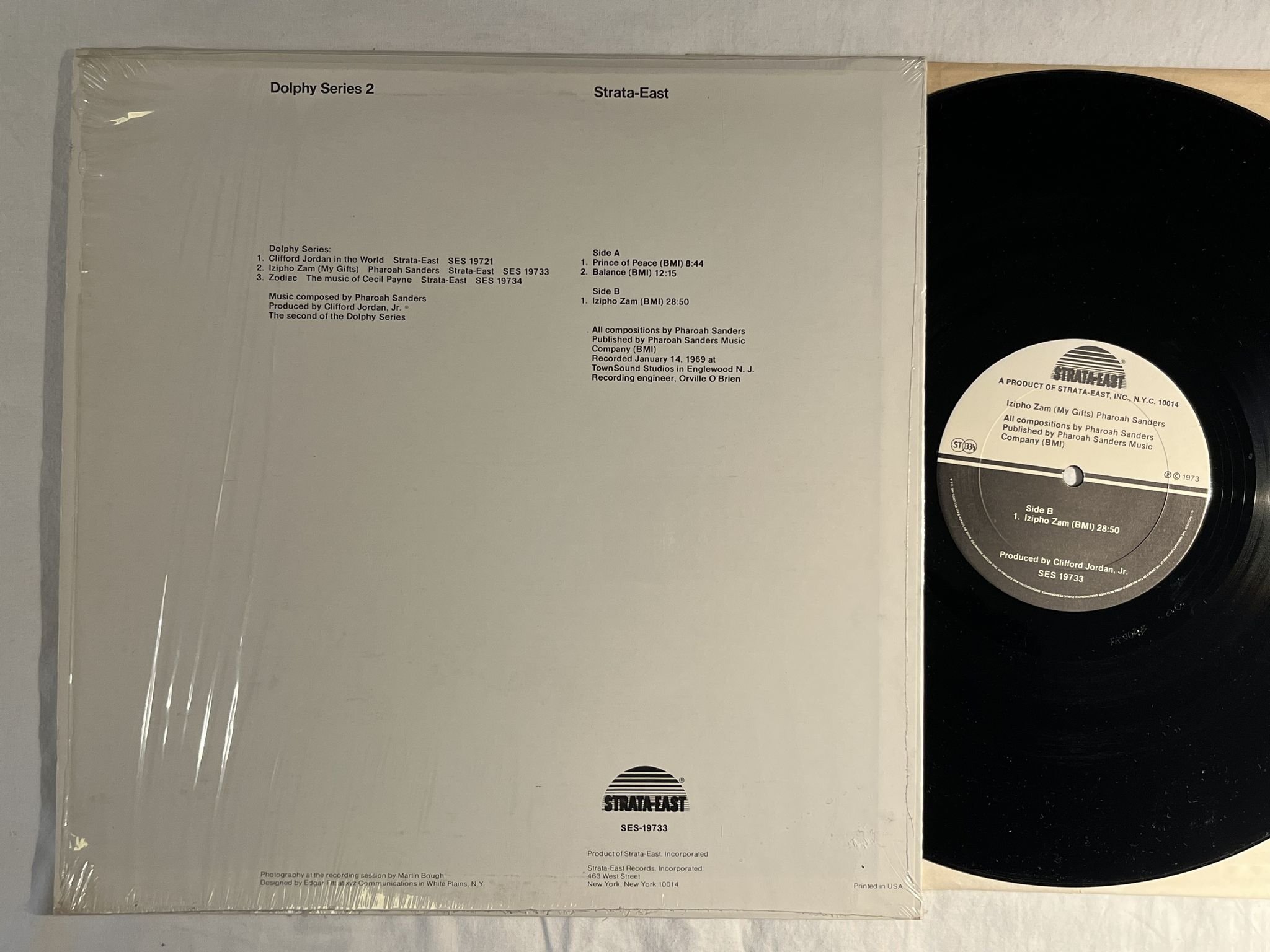 Omslagsbild för skivan PHAROAH SANDERS Izipho Zam LP -73 US STRATA EAST SES 19733 ** Rare Free Jazz **