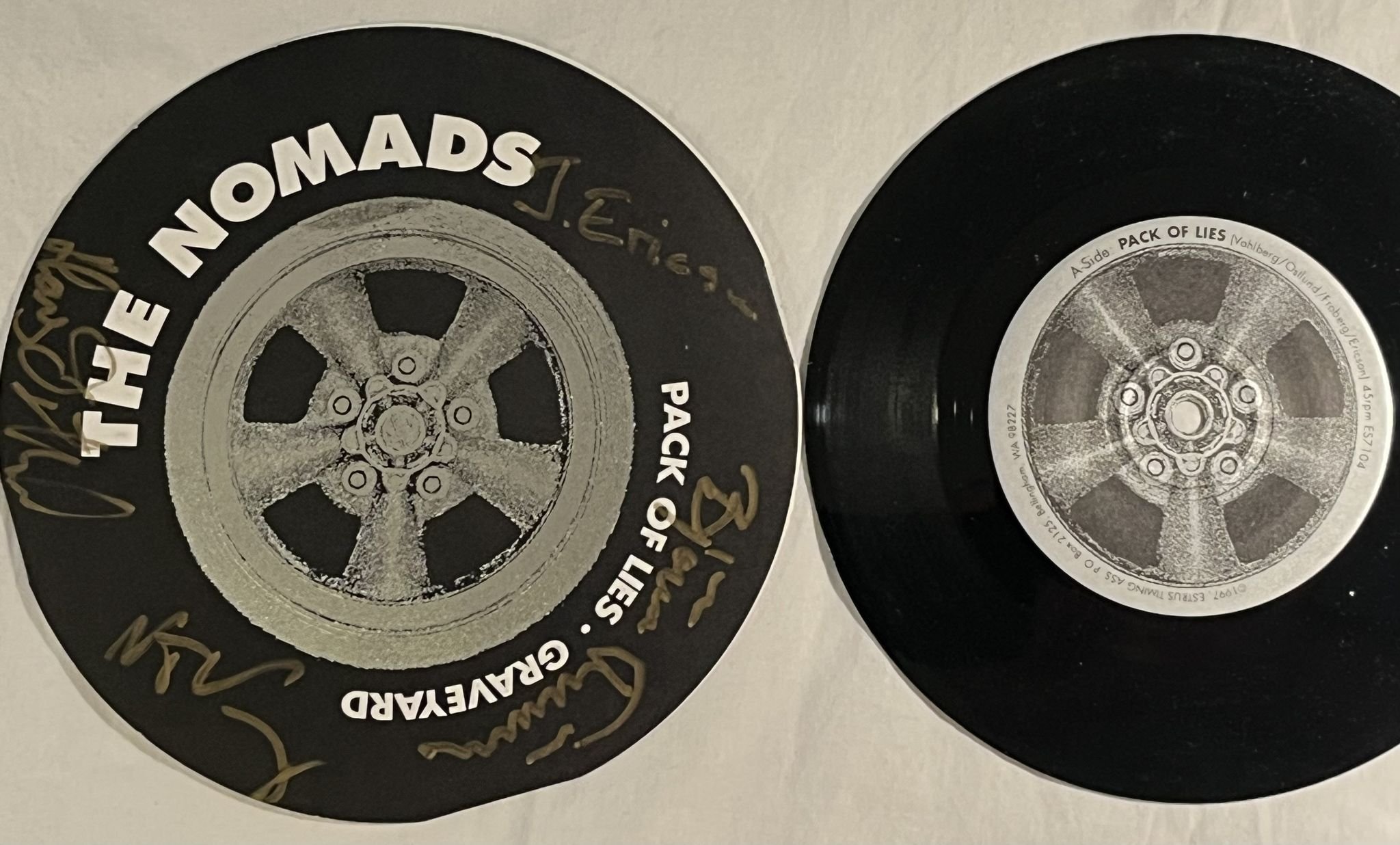 Omslagsbild för skivan THE NOMADS pack of lies 7" -97 US ESTRUS RECORDS ES7104 ** SIGNED COVER **