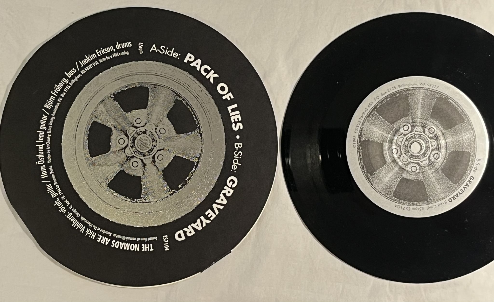 Omslagsbild för skivan THE NOMADS pack of lies 7" -97 US ESTRUS RECORDS ES7104 ** SIGNED COVER **