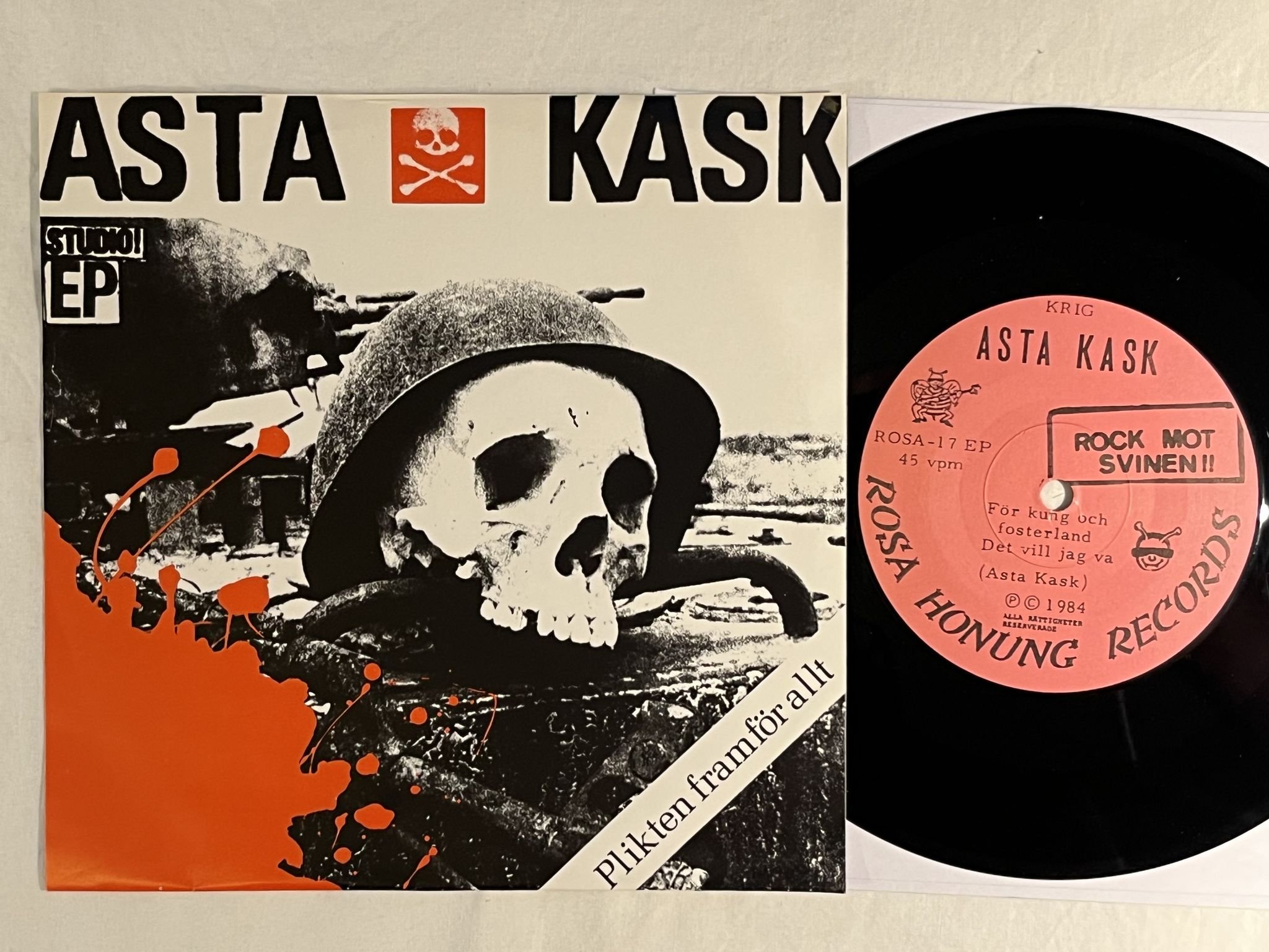 Omslagsbild för skivan ASTA KASK Plikten Framför Allt 7" -84 ROSA HONUNG ROSA-17