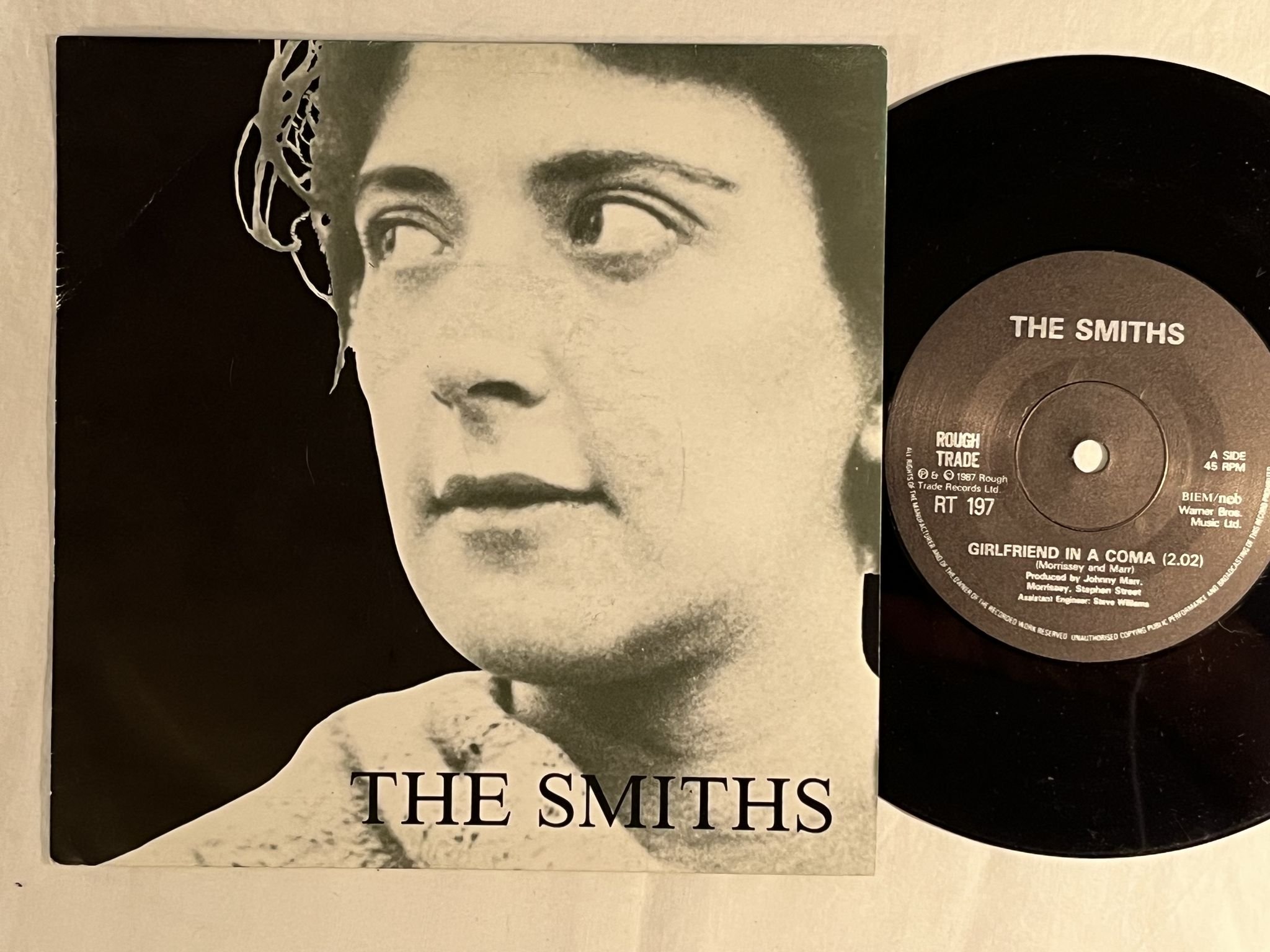 Omslagsbild för skivan THE SMITHS girlfriend in a coma 7" -87 ncb ROUGH TRADE RT 197