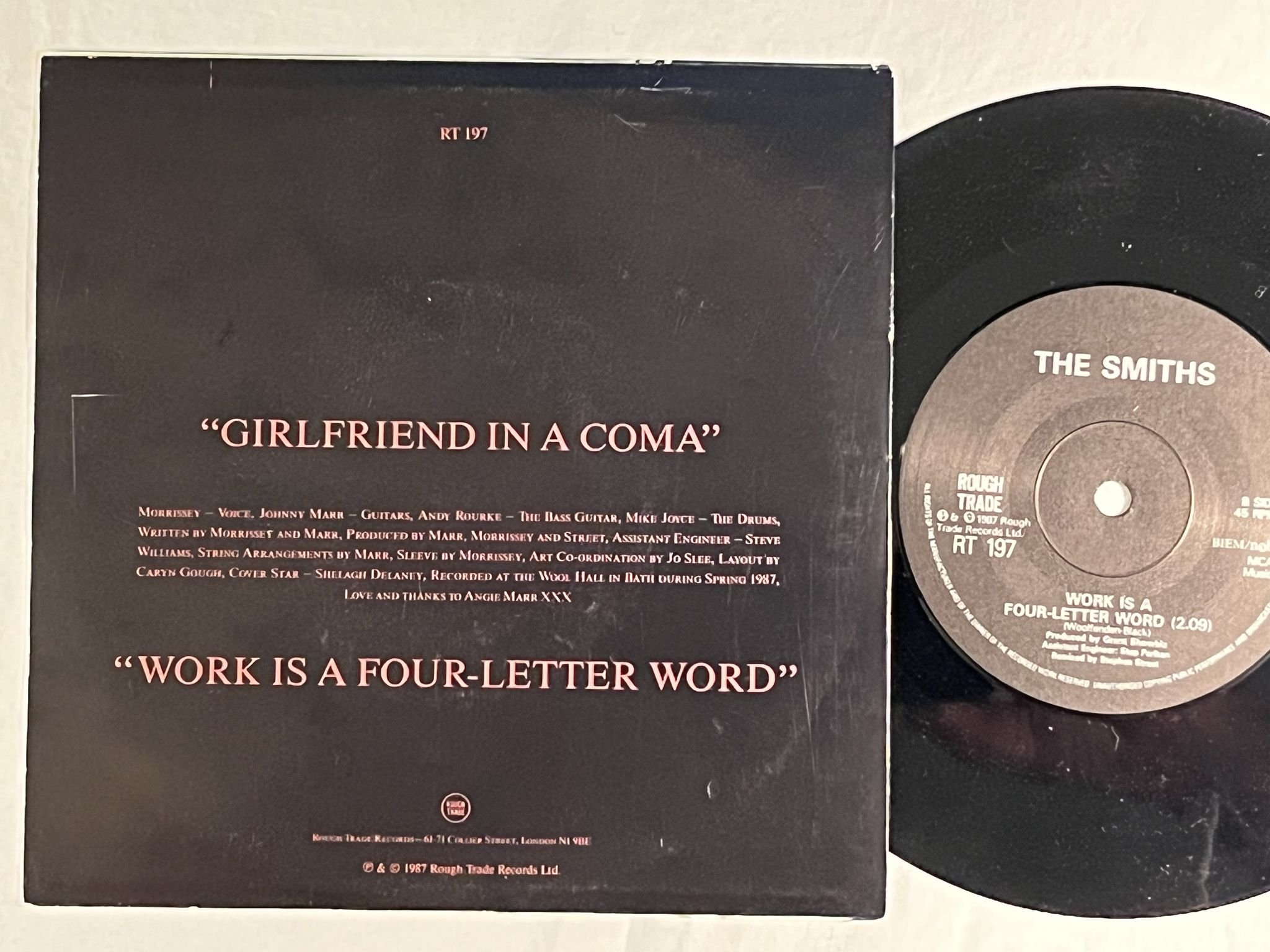 Omslagsbild för skivan THE SMITHS girlfriend in a coma 7" -87 ncb ROUGH TRADE RT 197