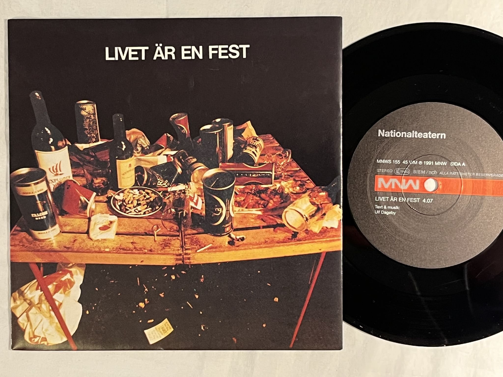 Omslagsbild för skivan NATIONALTEATERN livet är en fest 7" -91 MNW MNWS 155