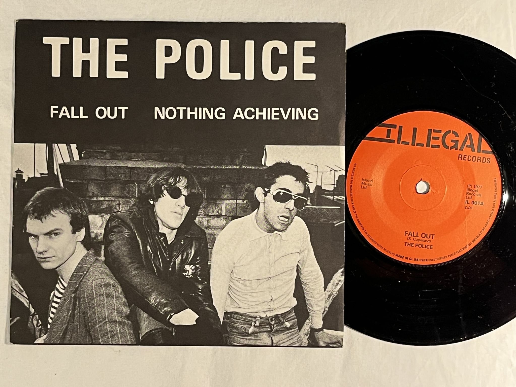 Omslagsbild för skivan THE POLICE fall out 7" -77 UK ILLEGAL IL 001 *** Rare 45 ***