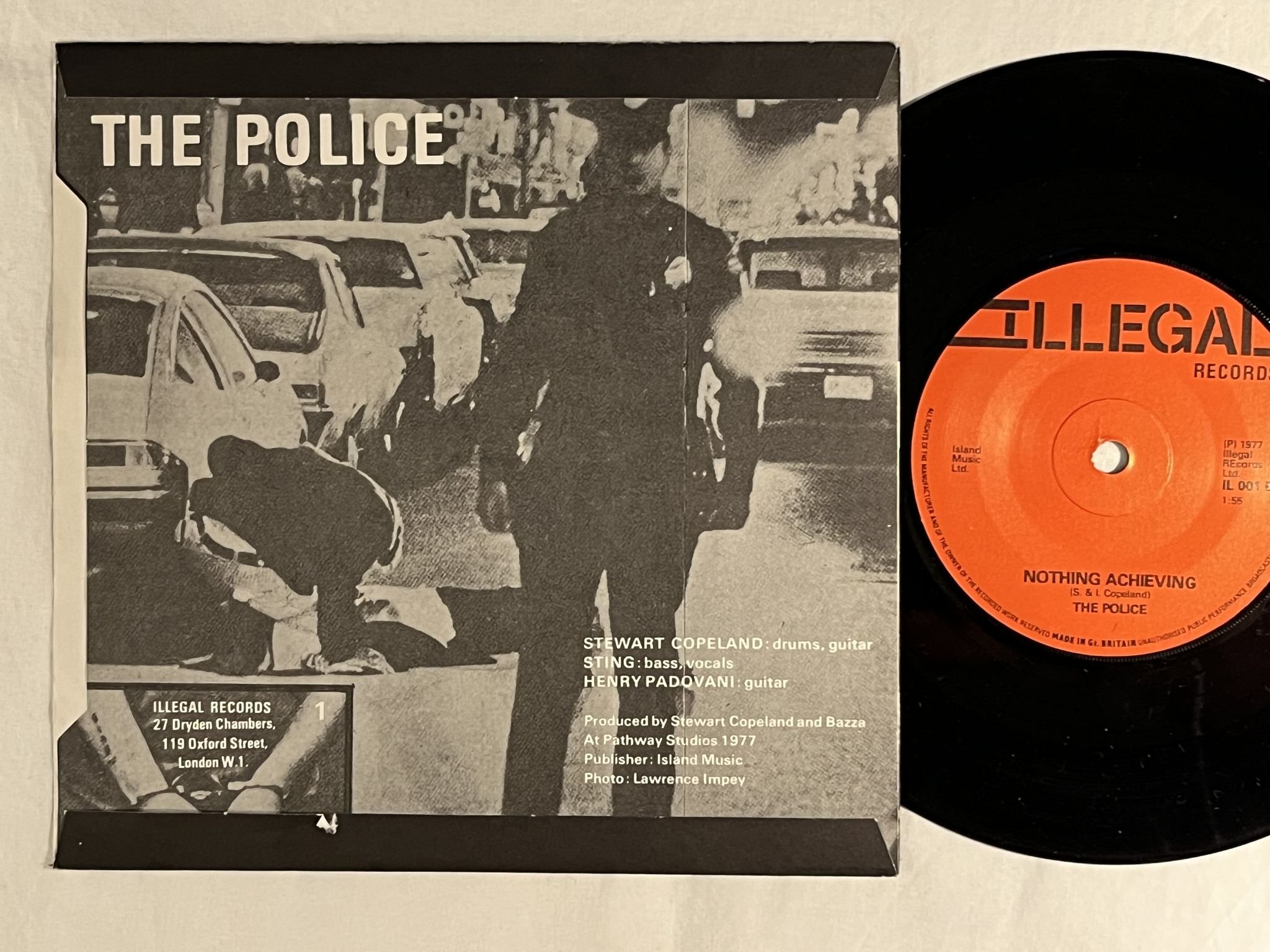 Omslagsbild för skivan THE POLICE fall out 7" -77 UK ILLEGAL IL 001 *** Rare 45 ***