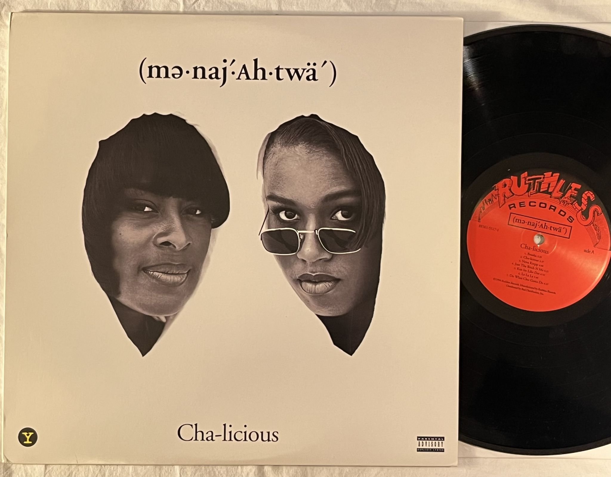 Omslagsbild för skivan (m?-naj'-Ah-twä')* – Cha-Licious LP -94 US RUTHLESS 88561-5517-1 * Gangsta rap *