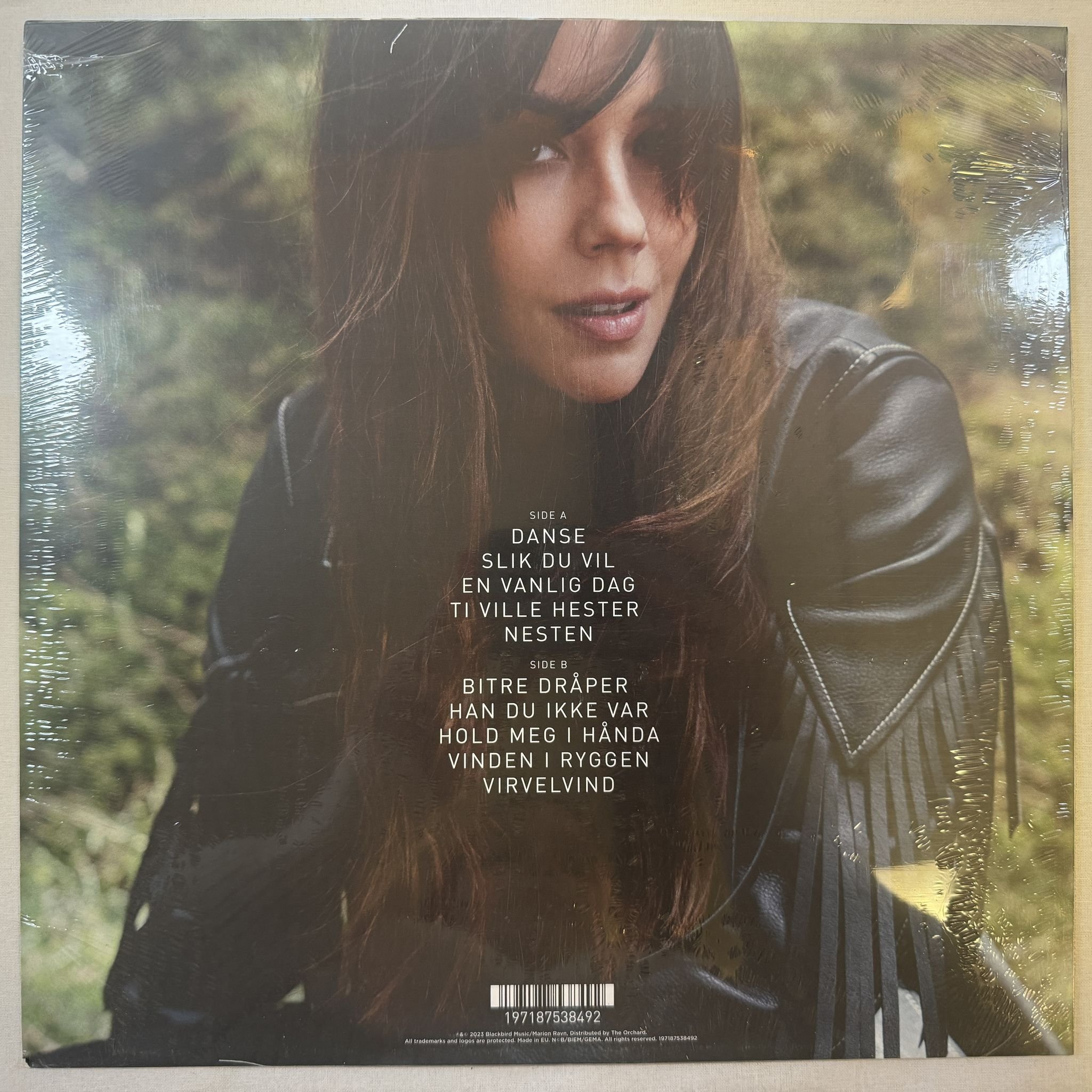 Omslagsbild för skivan MARION RAVN ti ville hester LP -2023 Blackbird Music – 197187538492