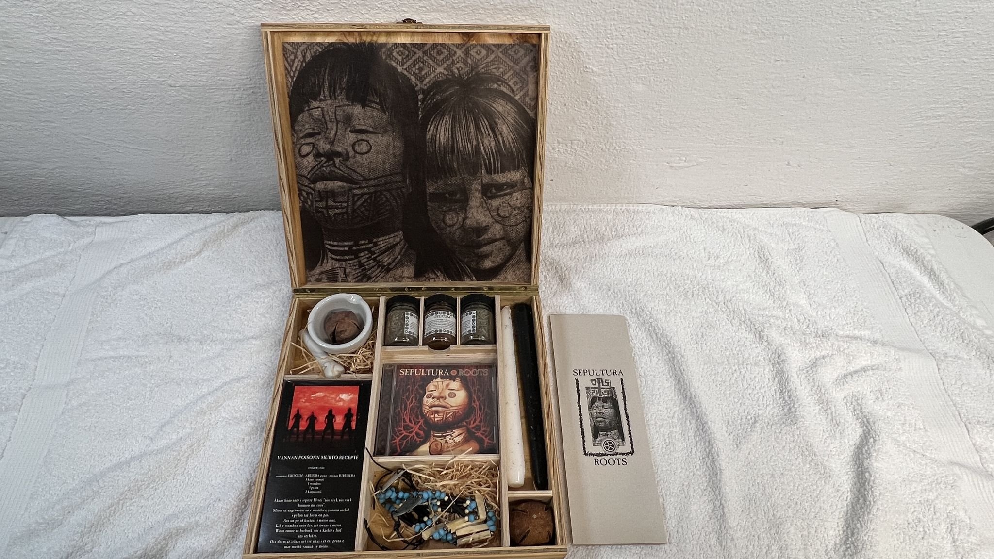 Omslagsbild för skivan SEPULTURA roots CD Wooden box UK 1996 *** Rare promo / complete ***