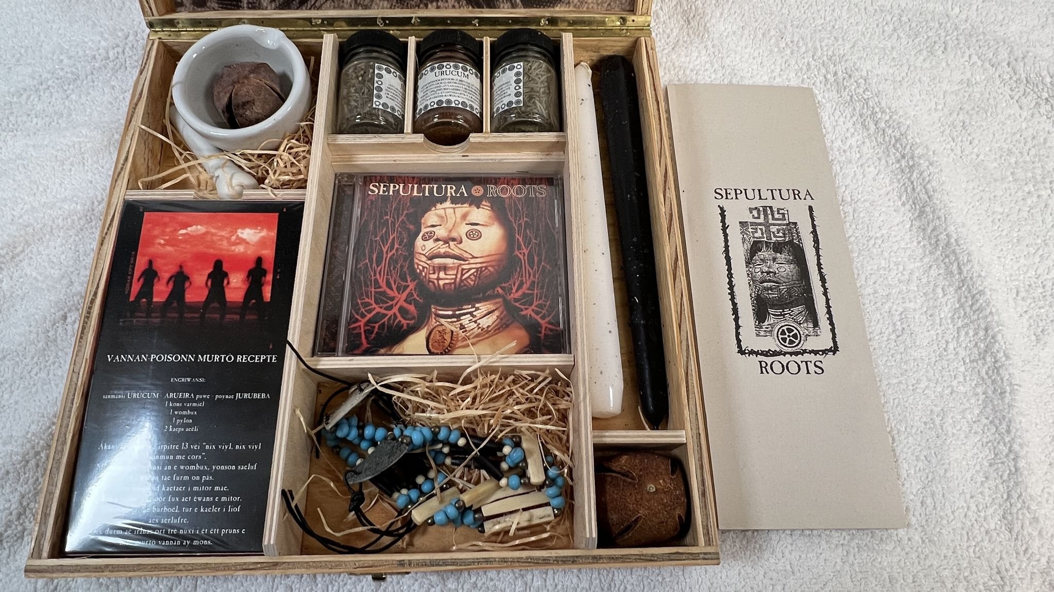 Omslagsbild för skivan SEPULTURA roots CD Wooden box UK 1996 *** Rare promo / complete ***