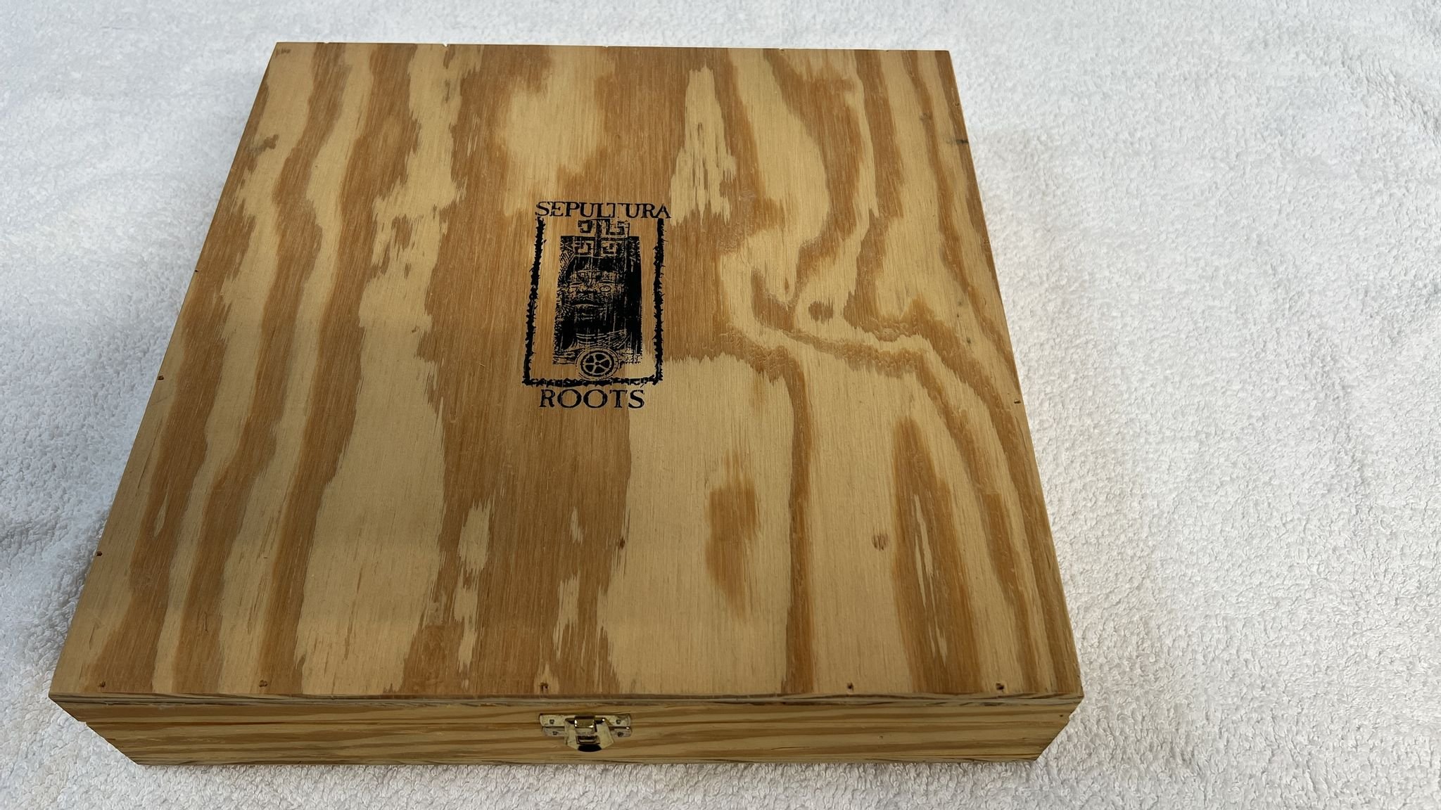 Omslagsbild för skivan SEPULTURA roots CD Wooden box UK 1996 *** Rare promo / complete ***