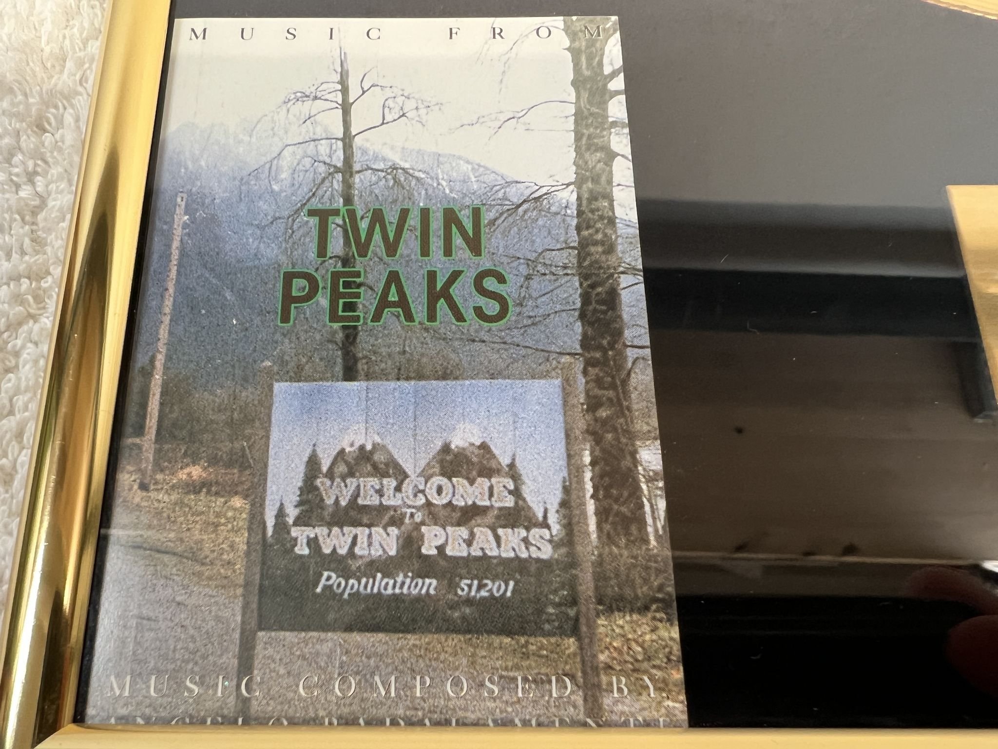 Omslagsbild för skivan TWIN PEAKS ** Inramad Guldskiva ** LP 1990 Warner 759926316-1 ** Super Rare **