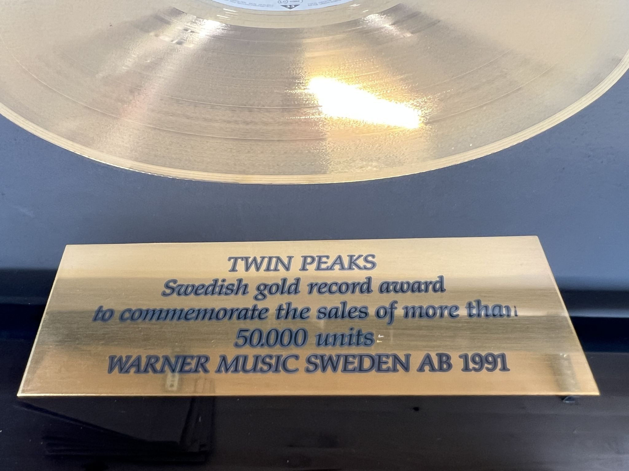 Omslagsbild för skivan TWIN PEAKS ** Inramad Guldskiva ** LP 1990 Warner 759926316-1 ** Super Rare **