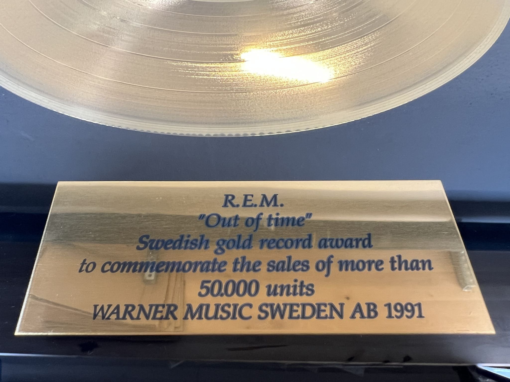 Omslagsbild för skivan REM out of time * Inramad Guldskiva ** -91 LP 7599-26496-1 ** Ultra Rare **