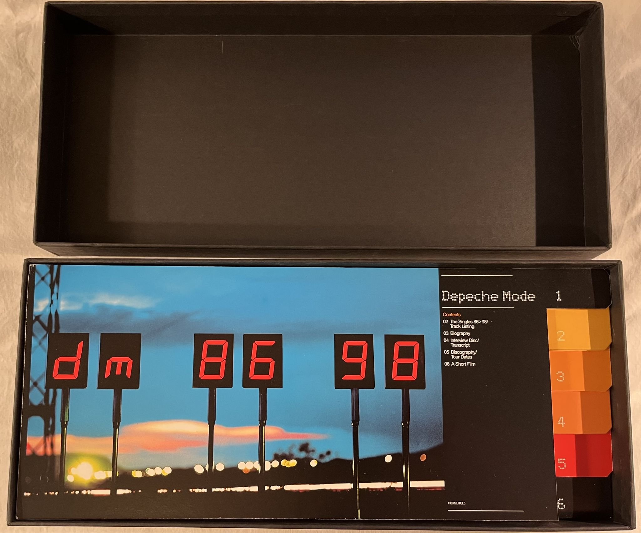 Omslagsbild för skivan DEPECHE MODE The Singles 86>98 CD & VHS box UK MUTE PBXMUTEL5 ** Rare Promo **