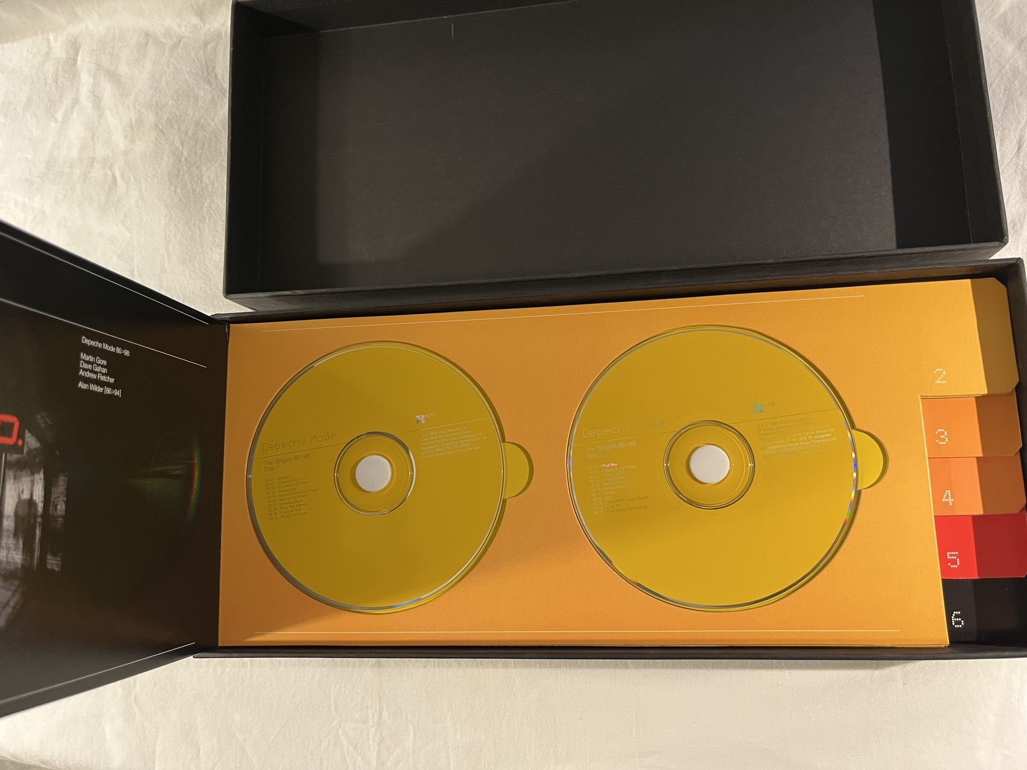 Omslagsbild för skivan DEPECHE MODE The Singles 86>98 CD & VHS box UK MUTE PBXMUTEL5 ** Rare Promo **