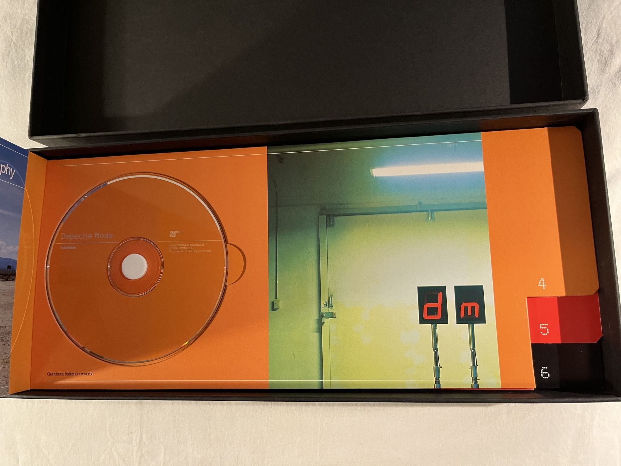 Omslagsbild för skivan DEPECHE MODE The Singles 86>98 CD & VHS box UK MUTE PBXMUTEL5 ** Rare Promo **