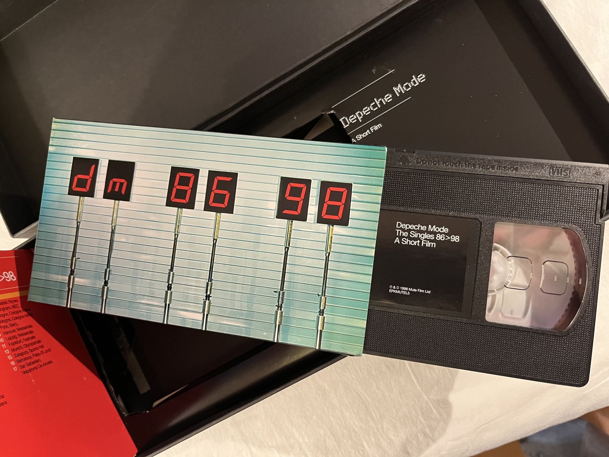 Omslagsbild för skivan DEPECHE MODE The Singles 86>98 CD & VHS box UK MUTE PBXMUTEL5 ** Rare Promo **