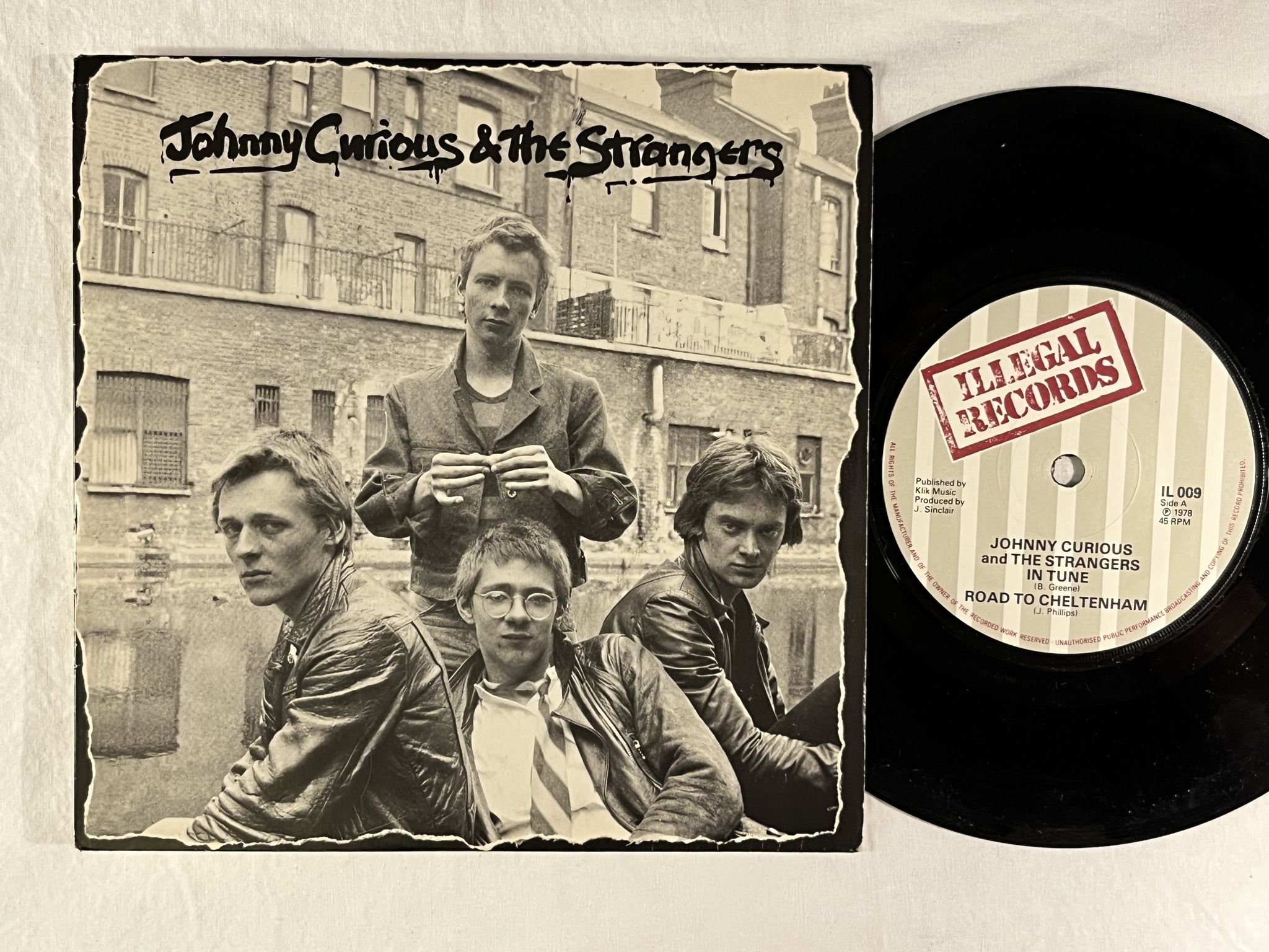 Omslagsbild för skivan JOHNNY CURIOUS & THE STRANGERS In Tune 7" UK -79 illigal il 009 *** Punk ***