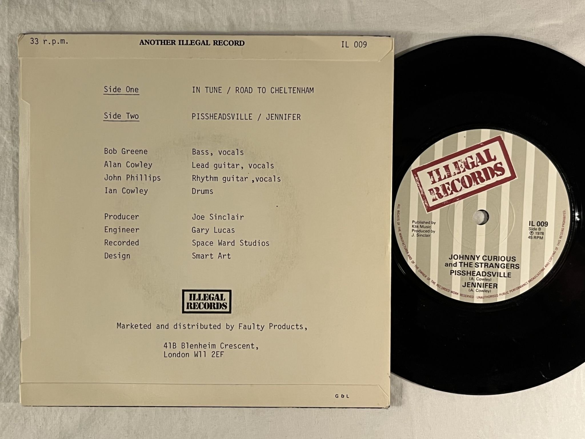 Omslagsbild för skivan JOHNNY CURIOUS & THE STRANGERS In Tune 7" UK -79 illigal il 009 *** Punk ***