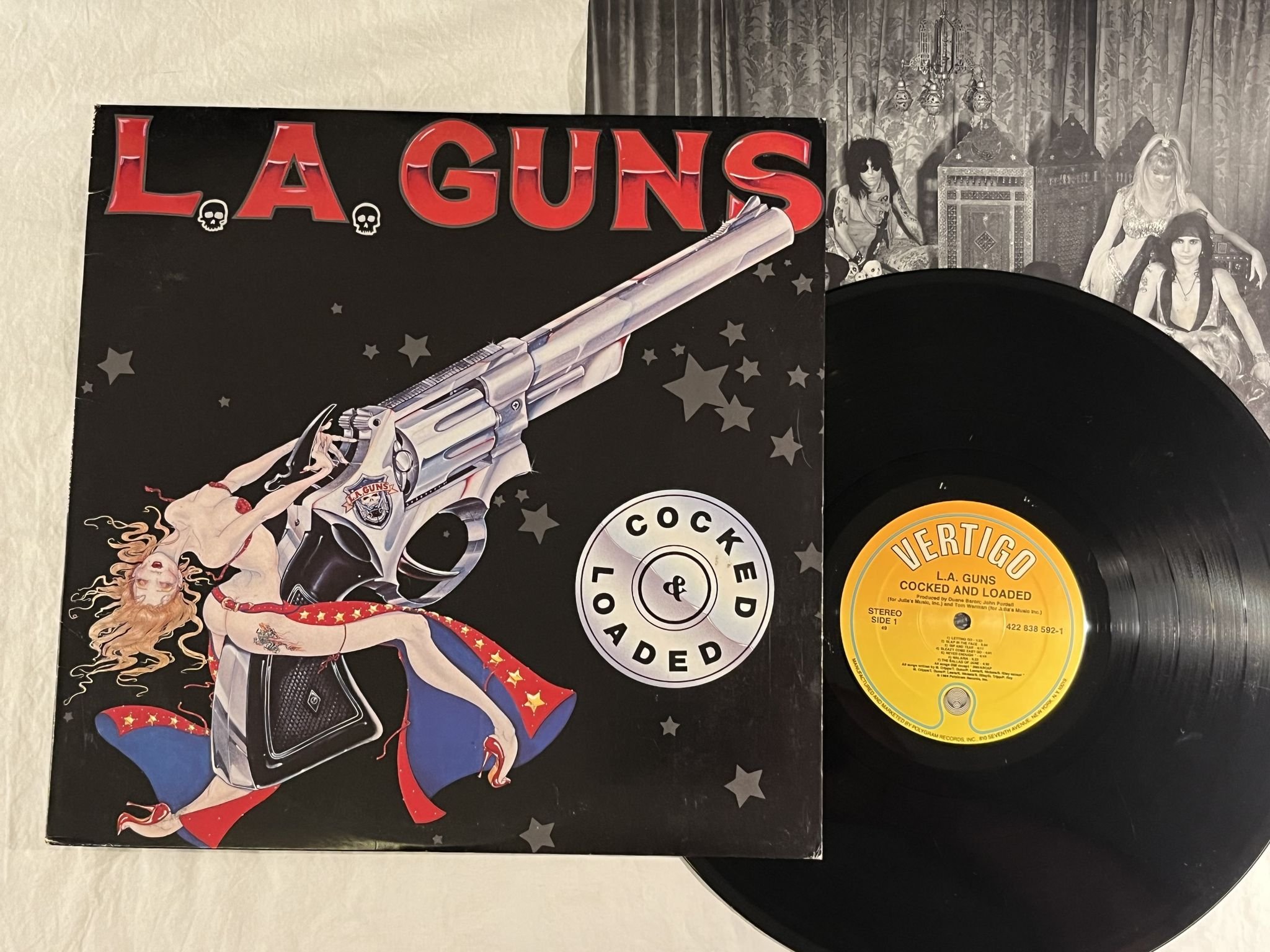 Omslagsbild för skivan LA GUNS Cocked & Loaded LP -89 US VERTIGO 838 592-1 *** Yeah ! ! ***