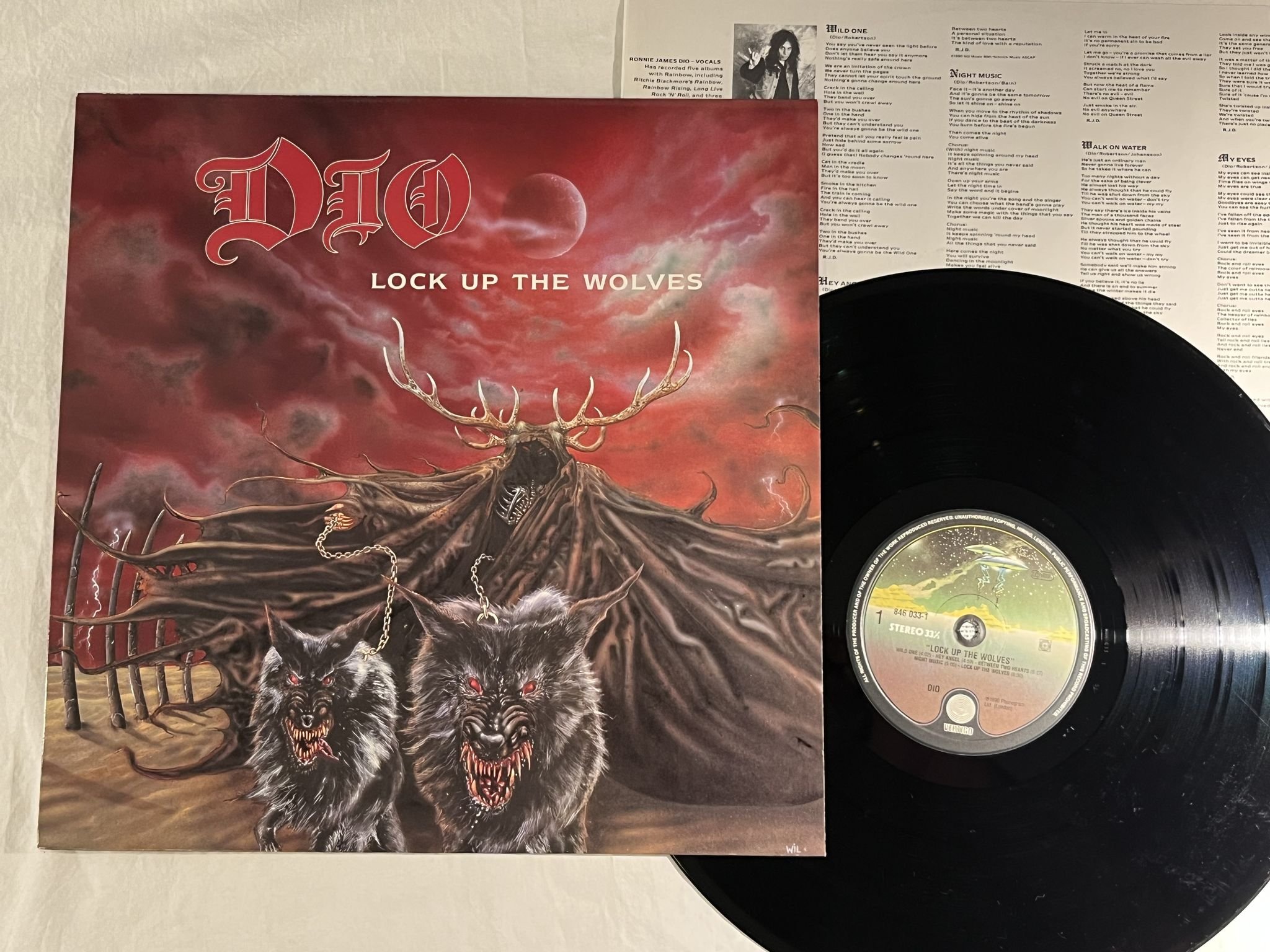 Omslagsbild för skivan DIO Lock Up The Wolves LP -90 vertigo 846 033-1