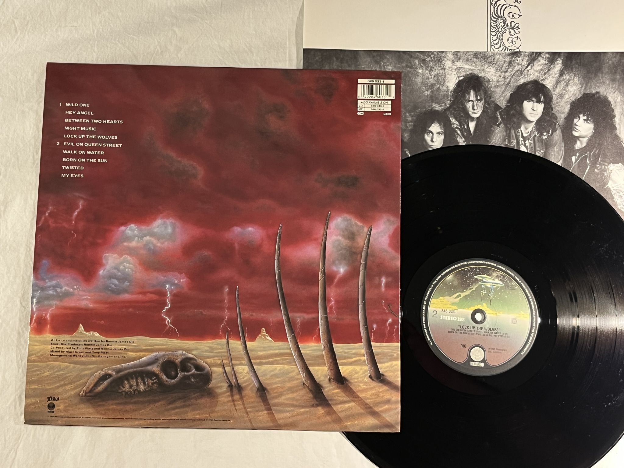 Omslagsbild för skivan DIO Lock Up The Wolves LP -90 vertigo 846 033-1