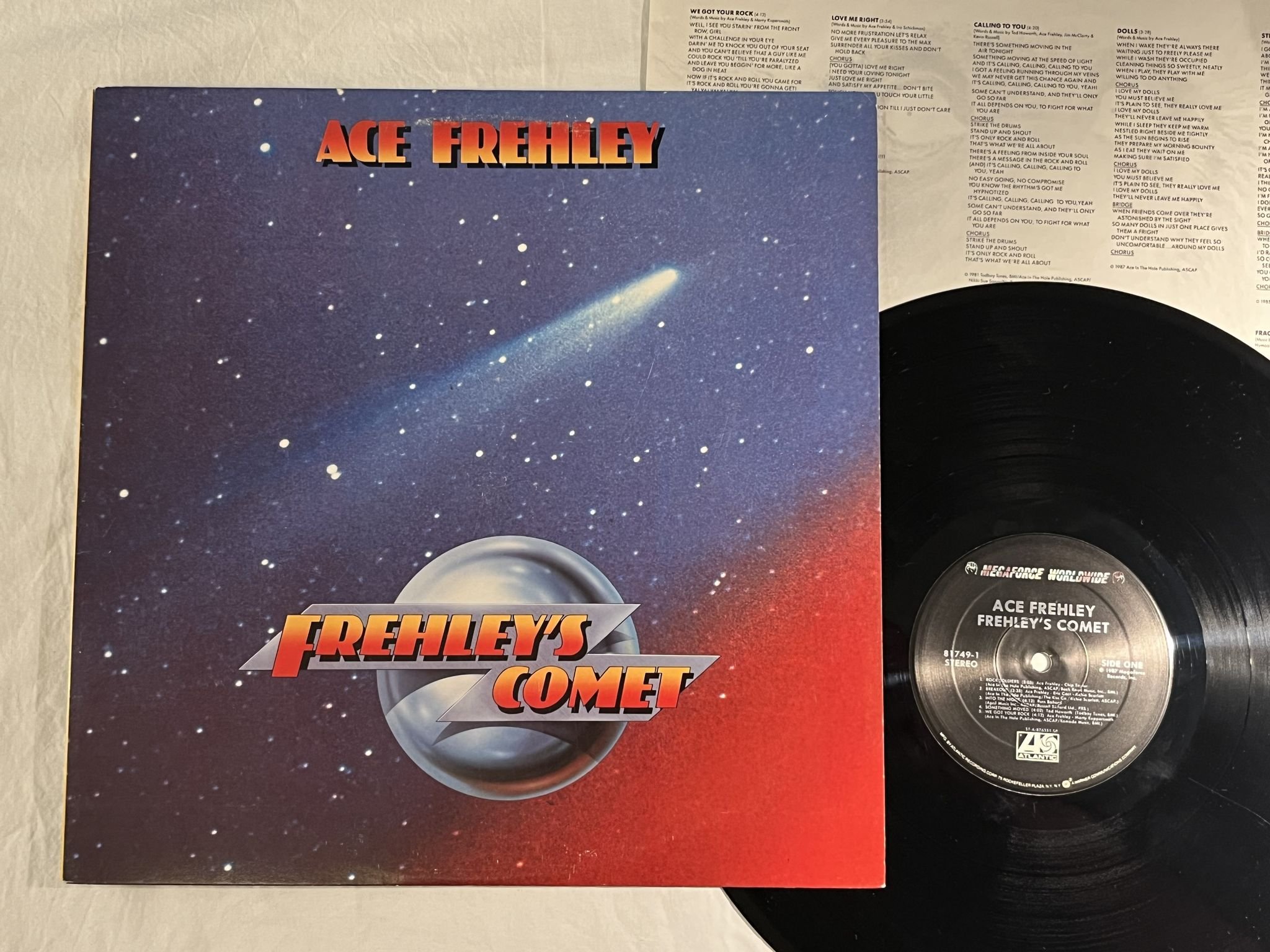 Omslagsbild för skivan ACE FREHLEY Frehley's comet LP -87 US Megaforce Worldwide – 81749-1