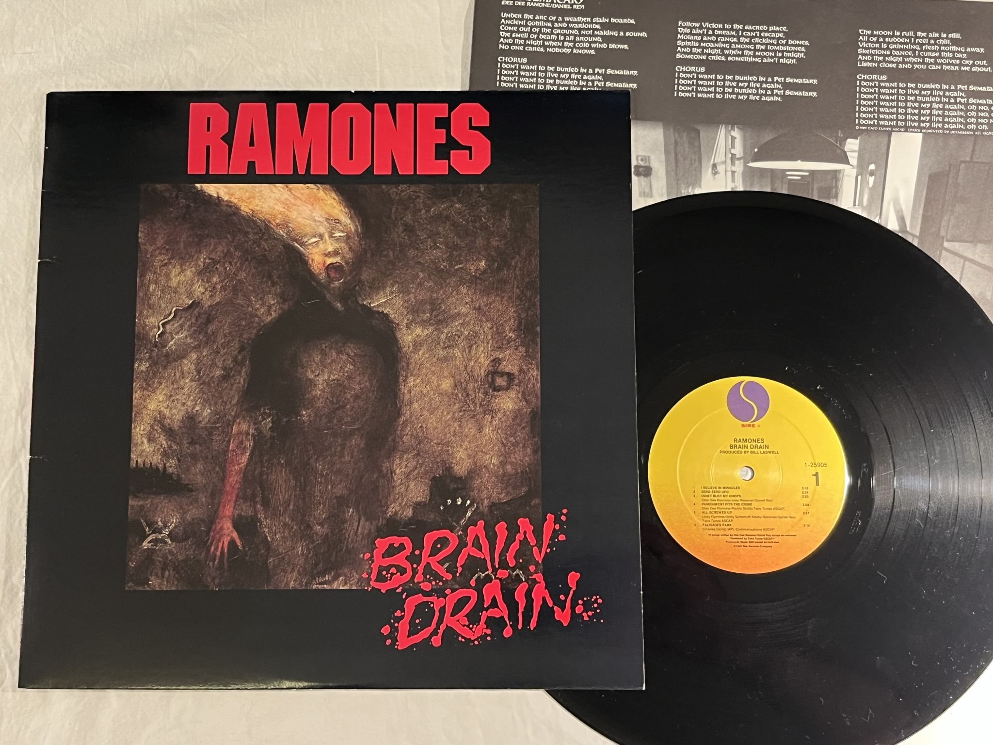 Omslagsbild för skivan RAMONES Brain Drain LP -89 US SIRE 1-25905 *** PUNK ROCK ***