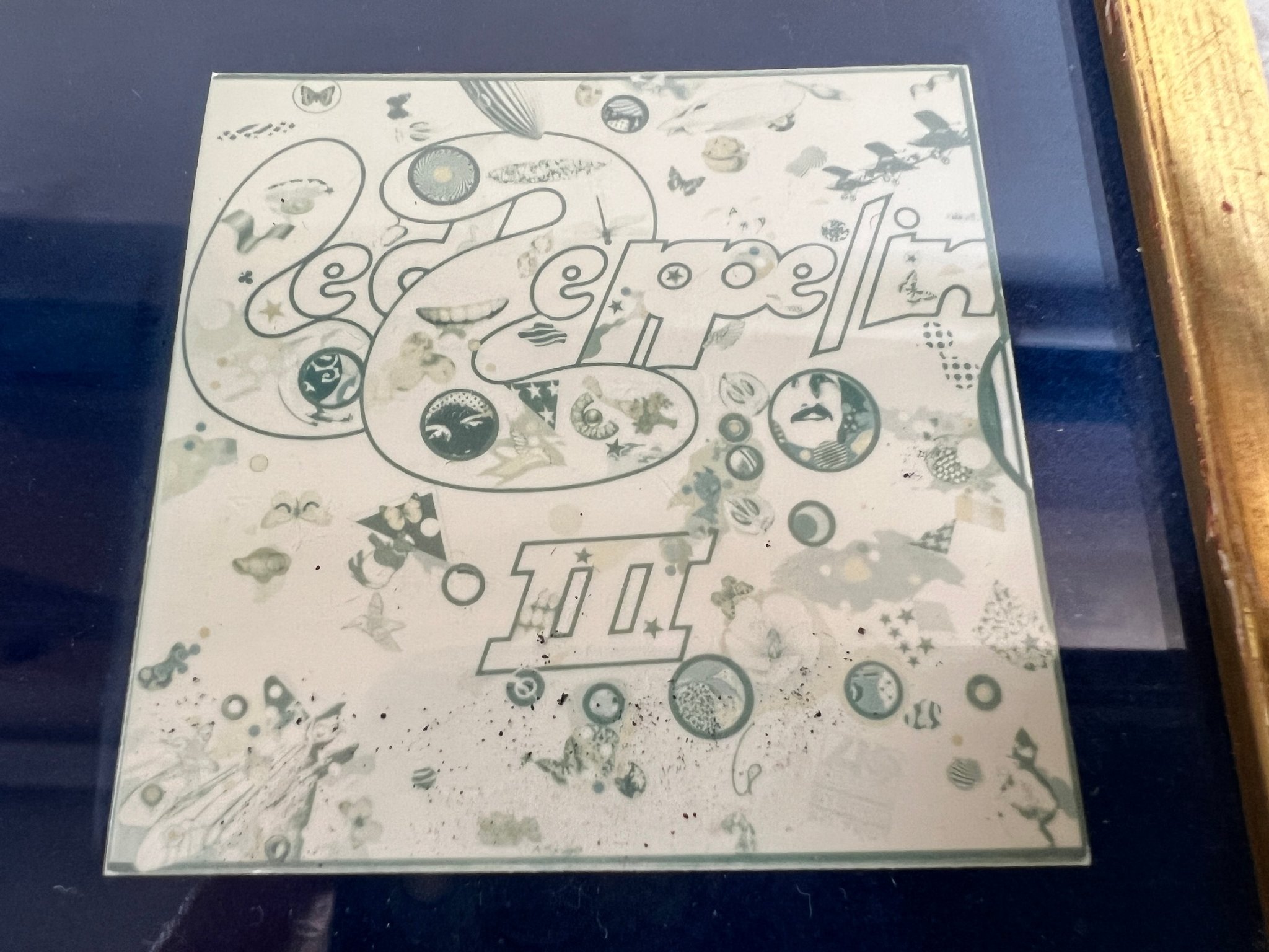 Omslagsbild för skivan LED ZEPPELIN III Inramad Guldskiva LP ATL SD 7201 ** Super rare gold record **