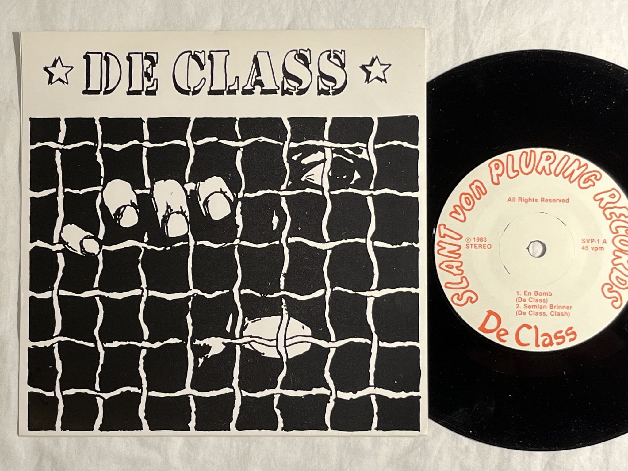 Omslagsbild för skivan DE CLASS en bomb 7" -83 Swe SLANT VON PLURING SVP-1 *** PUNK ***